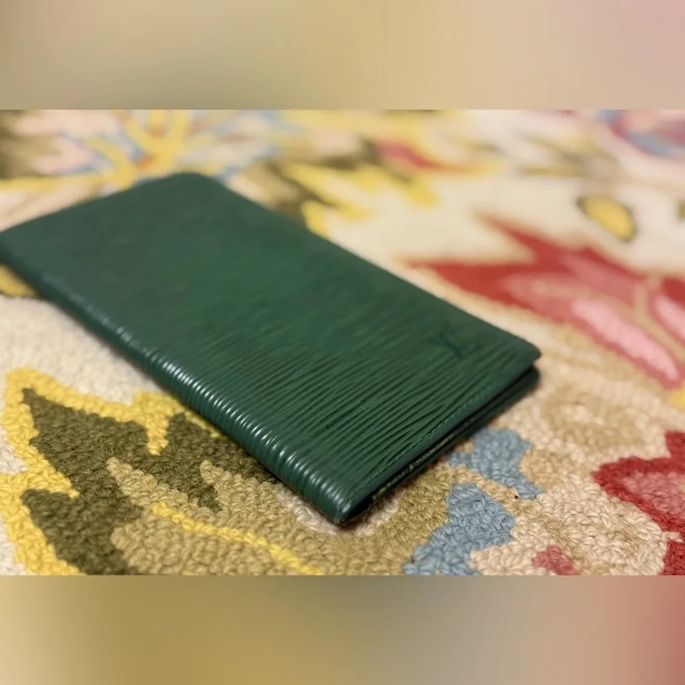 LOUIS VUITTON Vintage Unisex Green Epi Leather Long Bi-Fold Agenda Wallet